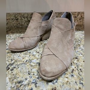 EILEEN FISHER NATURAL WALT CROSS STRAP SUEDE BLOCK HEEL BOOTIES SIZE 8